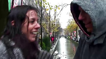 Plantureuse femme s'amuse avec un se xe gratuit jeune nettoyeur de piscine