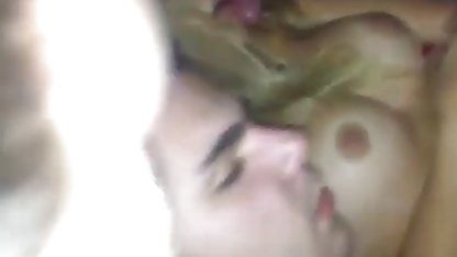 Une lesbienne russe film erotique amateur gratuit se caresse dans la rue et se rend à son amie