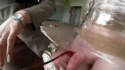 Homme âgé fait extrait de video de sexe cunnilingus jeune salope
