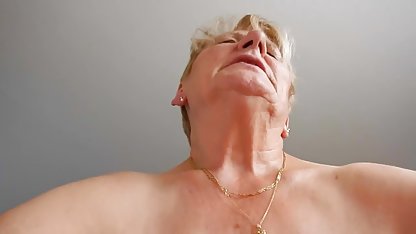 Une putain dépravée suce tous les video tukif hommes d'affilée