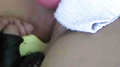 Petite anal baise pute aux gros seins expose son cul pour du sexe
