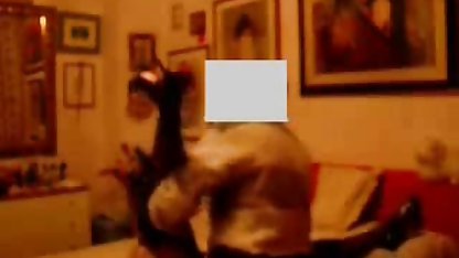 Porno maison: prono sexy noir un mec a tiré sa femme musclée sur une bite en caoutchouc