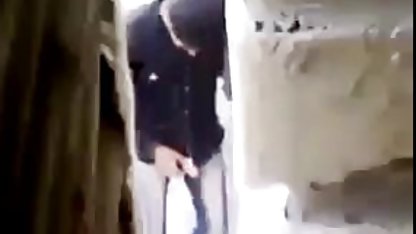 Les soldats du service ont enlevé la film x femme poilue prostituée locale et martelé toute la compagnie