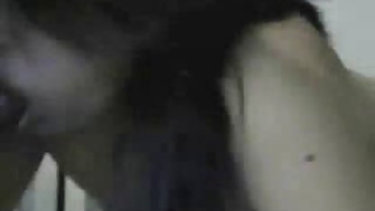 Bel homme sexe hard gratuit a jeté sa petite amie sur la table et délicieusement baisé sa chatte