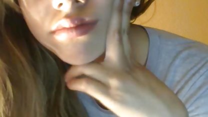 Brunette et blonde câlin et baiser chaud extrait film sexe gratuit