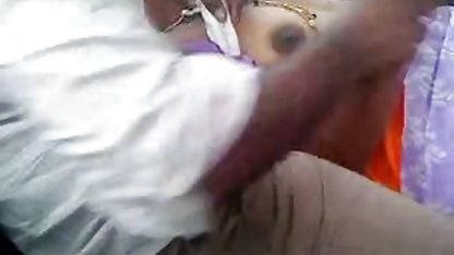 Une pompe à vide video asiatique sexe avec des seins énormes