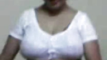 Femme qui fume est très excitée de la robe sexe video gratis en latex sur le corps nu