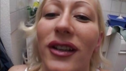 Une élève mince aux petits seins video de sexe gratuite s'est donnée à une athlète bronzée
