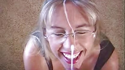 Jeune homme arrosant le sperme de film x hard gratuit deux copines agitées