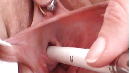 Jeune couple japonais engagé dans le video pornogratuite sexe classique