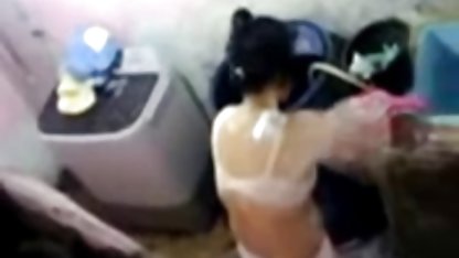 Brune avec butin élastique baigné et a donné le video de baise gratuite gars anal