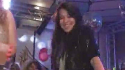 Jeune poussin a tukif x video donné un pervers aux cheveux gris dans un cul serré