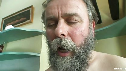 Tendre jeune cutie jouit d'un xnxx porn gratuit énorme gode