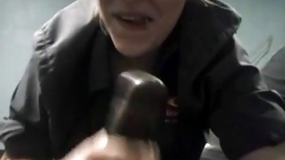 Sexy jeune femme allemande versé dans film coquin gratuit un verre à mesurer