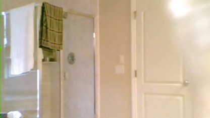 La fille en lingerie érotique fait un massage sexuel video de sexe amateur gratuit avec un coq