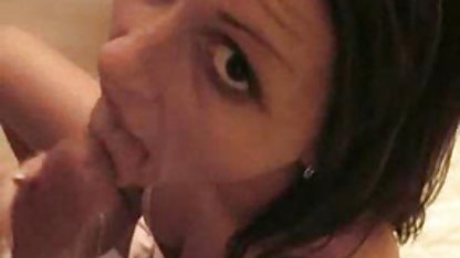 Une brune video de lesbienne gratuit aux gros seins séduit la jardinière