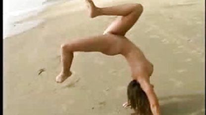 Deux beautés à couper le le sexe tukif souffle servent un mec