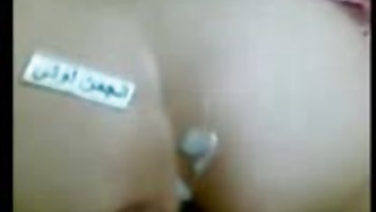 Poussin lié est tiré par labia puffy video sexe 911