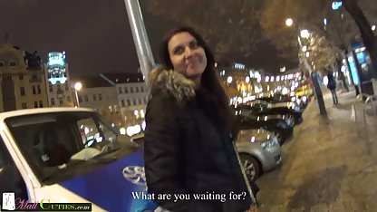 Une fille en latex video lesbienes gratuites subit une grave humiliation et est torturée par une lesbienne