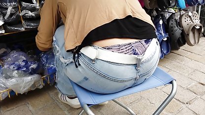 Belle asiatique polit gratuit xxx de manière désintéressée le tronc de son amant