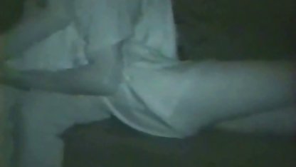 Un couple video du sex gratuit a eu du sexe hard BDSM sur le sol d'une pièce vide