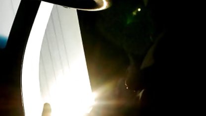 La maîtresse aux gros seins Carmella étale ses seins porhnub gratuit devant l'étudiante