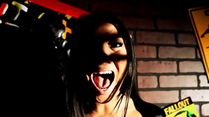 Les film x hard gratuit filles agitent de gros strapons et appellent à baiser dans une compilation porno