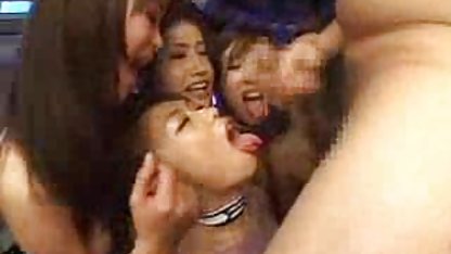 Sylvia a sucé une bite puis s'est assis sur lui homme grosse chatte gratuit chauve