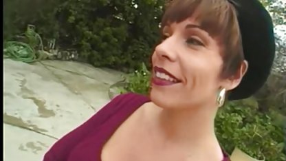 Joyeux étudiant se disputant sexe video gratis avec un ami anale branchement