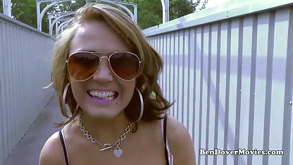 Salope russe aux gros seins se doigte dans la chambre video pornographique pornodingue