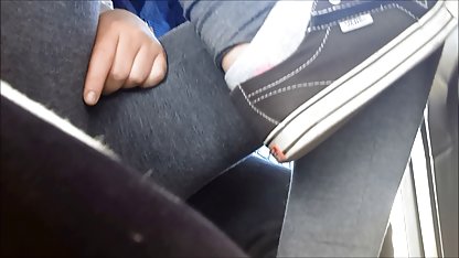 Les gars donnent un verre film de lesbienne gratuit à un amant pour la baiser, la baiser dans deux malles