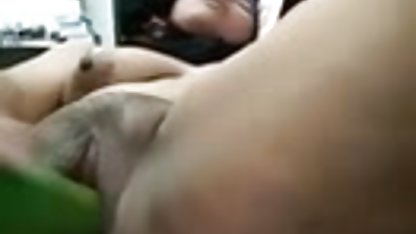 Belle fille aux gros video sexe extrait gratuit seins jouit d'un grand raifort