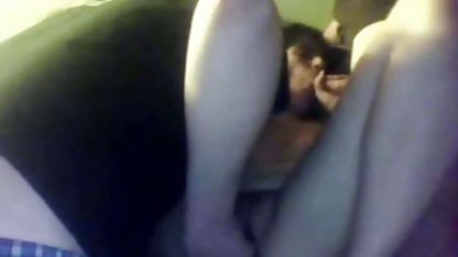 Deux blondes blondes tukif video sexe baisent black sur le canapé
