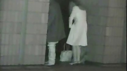 Une femme âgée video sexe gratuit perfect girl se fait un fist vaginal