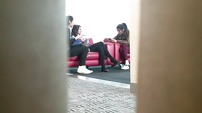 Cet sex gratuit prono enseignant est complètement non attaché et baise un étudiant en plein bureau
