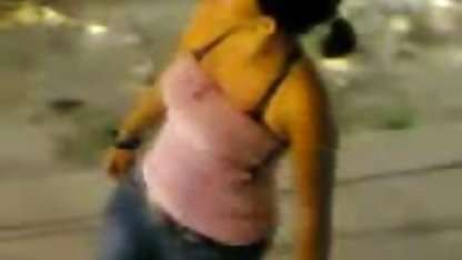 Blonde coqnu porn suce utilement le pénis de mec pendant qu'il baise sa copine