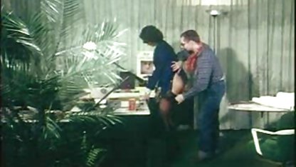 Un gamin pornodingue gratuit mal rasé détend un membre du trou anal de la brune.