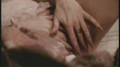 MILF en lingerie se video gratuite de lesbienne branle sur le canapé