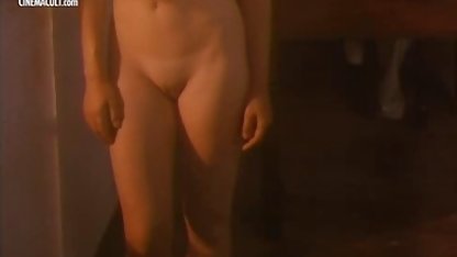 Fille russe avec un beau cul monte un gode en chat porn sex gratuit