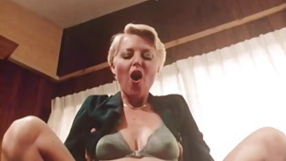 MILF avec un corps sexy obtient à plusieurs reprises un orgasme free sex gratuit