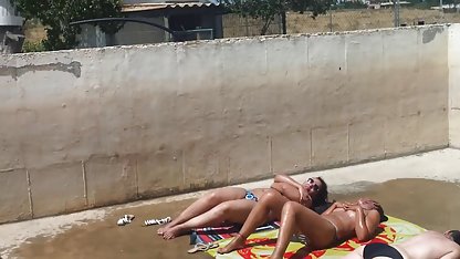Des mecs assertifs se font vidéo x hd gratuit baiser une fille dans le cul sur le canapé