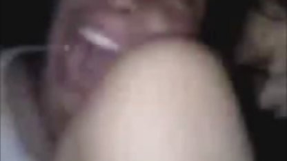 Goth fille vêtue d'une robe longue granny sexe gratuit noire se masturbe