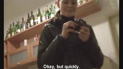 Mec bronzé tire étudiant dans son video gratuite cougar lit à la caméra