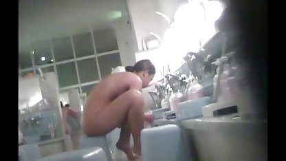Une lesbienne souriante conduit affectueusement sa langue sur la chatte de gratuit sex video sa copine et doigte un homme noir