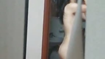 Chick prenant selfie se fait baiser par une voir film x amateur foule d'hommes