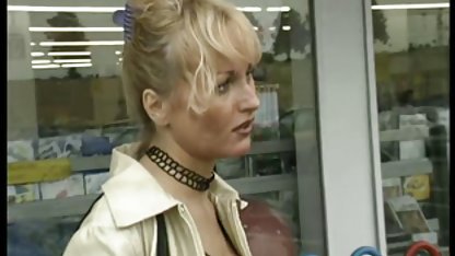 Gloria suce un video sexe lesbienne gratuit gode avec de la crème à travers un trou dans le mur