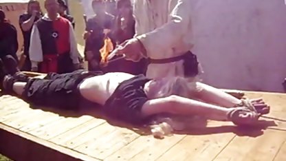 Un homme a attaché un mulâtre et lui a ordonné de xnxx gratuit sucer une bite